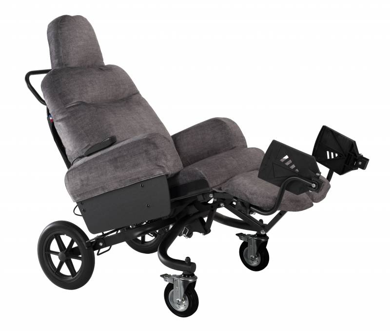 Fauteuil à pousser Eden e d’INNOV’SA, catégorie FMPR, incliné avec repose-jambes relevé