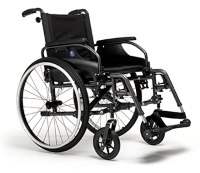 Fauteuil roulant manuel noir avec grandes roues arrière et repose-pieds
