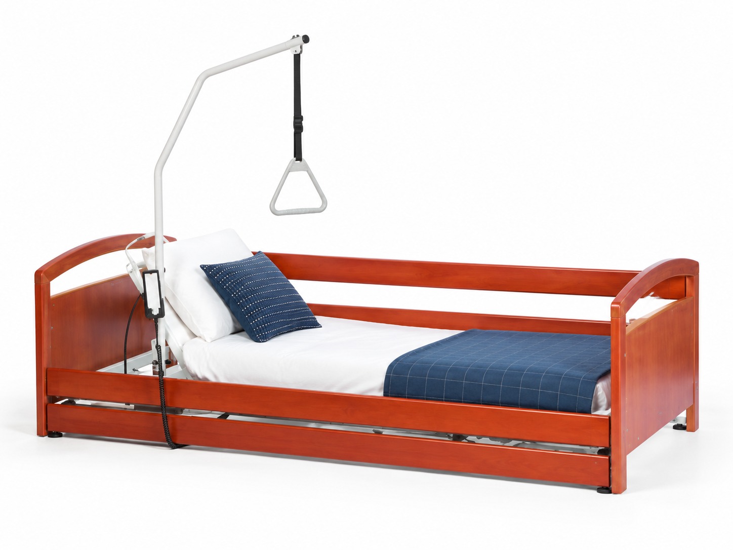 Lit Alzeïs de Vermeiren en position basse avec barrières en bois, matelas, drap, oreiller et coussin bleu
